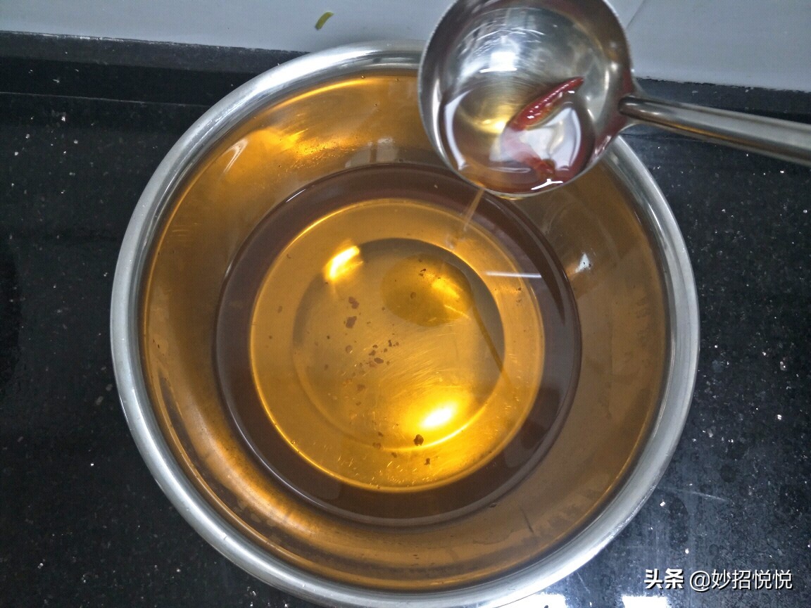 炸过东西的黑油怎样变成干净的油,炸剩的黑油怎么处理