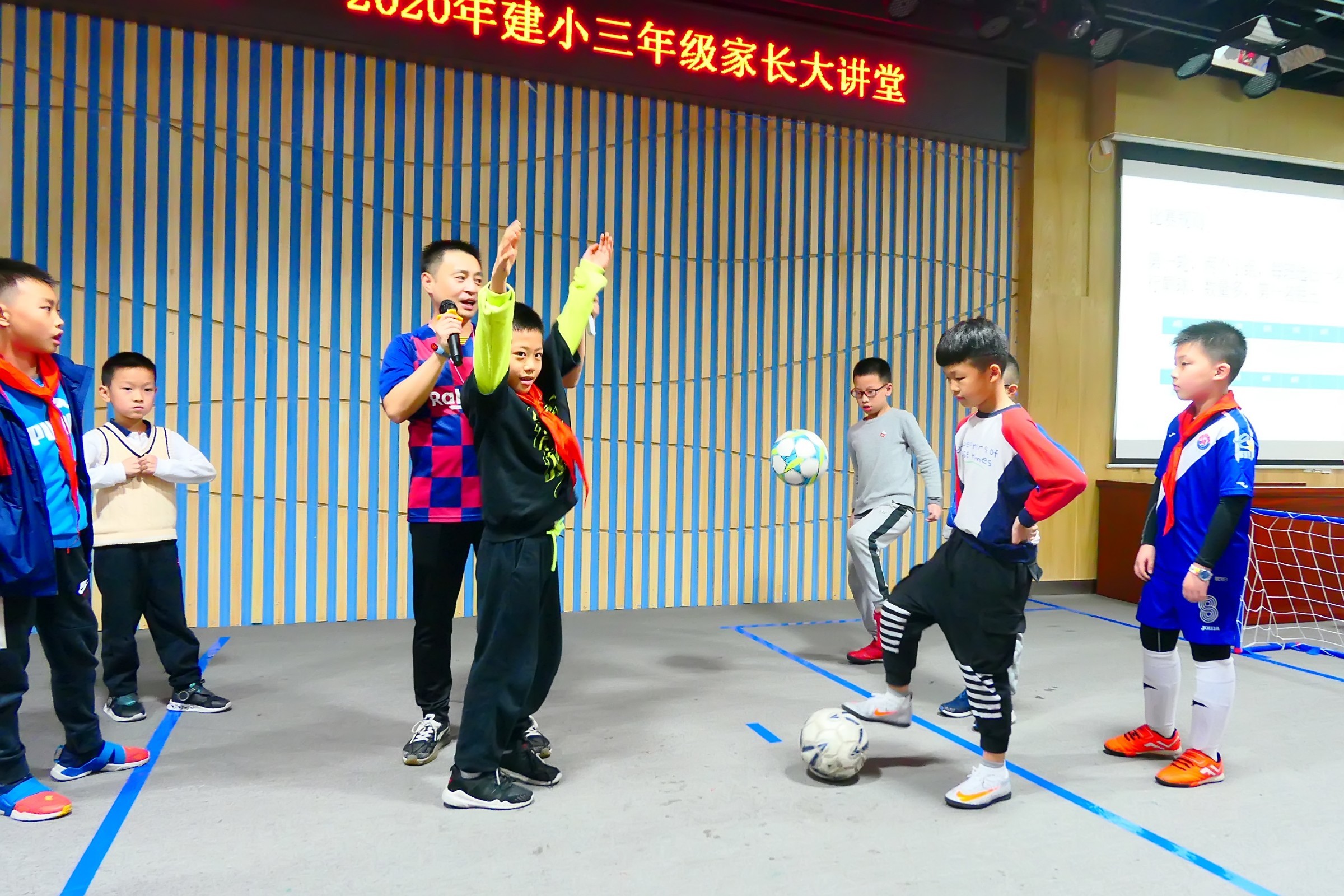 家长大讲堂初二,小学三年级足球课视频