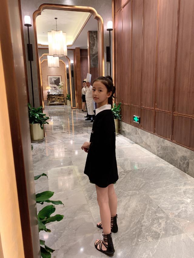 裴佳欣童模衣服,长得太漂亮被禁止整容的童星