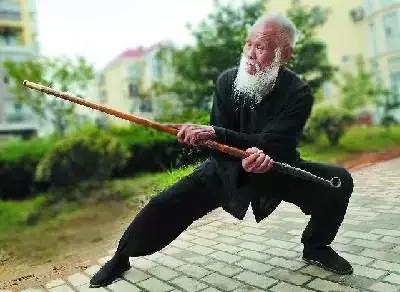 烟斗只能用来抽烟？孤陋寡闻了，烟斗真的可以杀敌