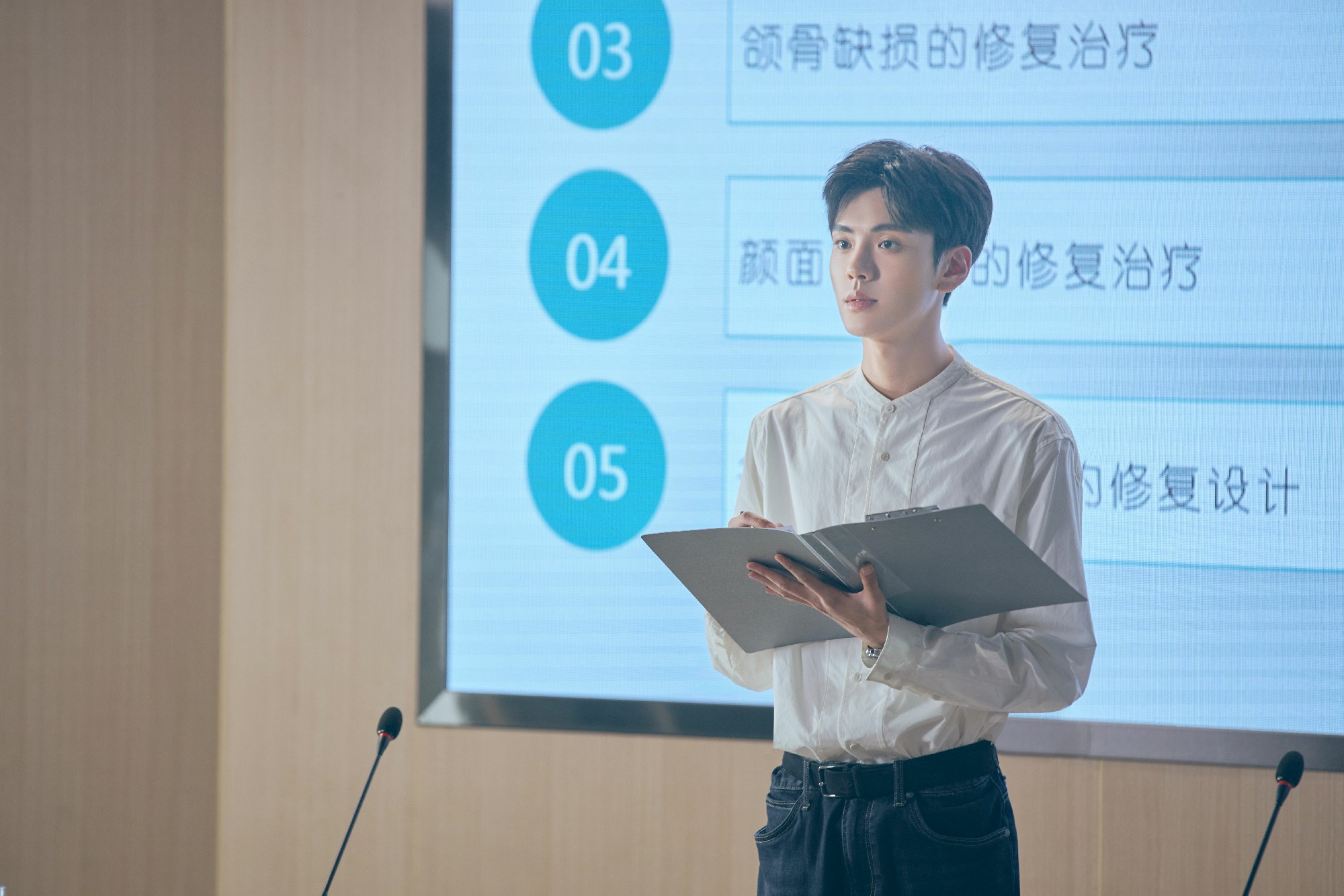 世界微尘里毕雯珺举手哪一集,世界微尘里毕雯珺白西装