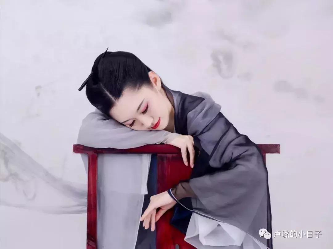 短期旅行必备化妆包是什么,出门手提袋便携女时尚化妆包