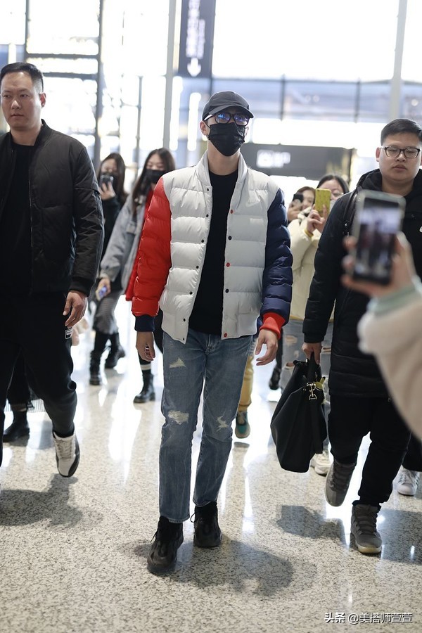 许魏洲牛仔外套穿搭,许魏洲现身活动黑色西装英气撩人