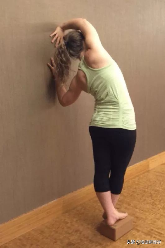 练瑜伽纠正骨盆前倾后腰椎受伤,练瑜伽前屈老是弓背怎么办