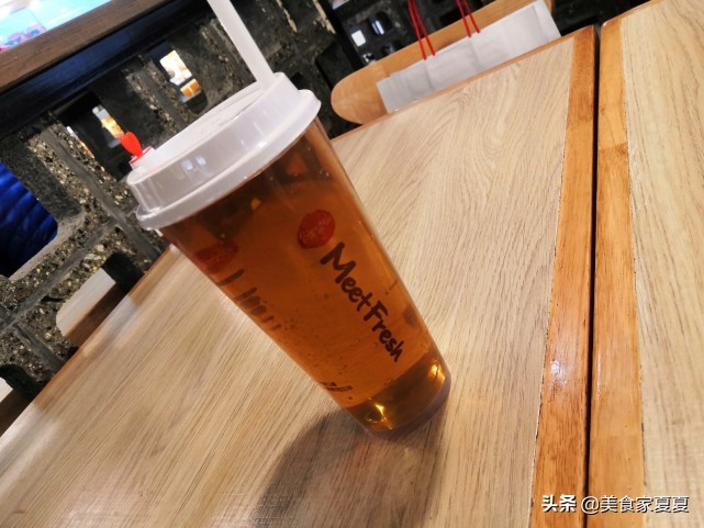 降温喝上这么一杯奶茶真的好惬意,天气冷了适合喝热饮的地方