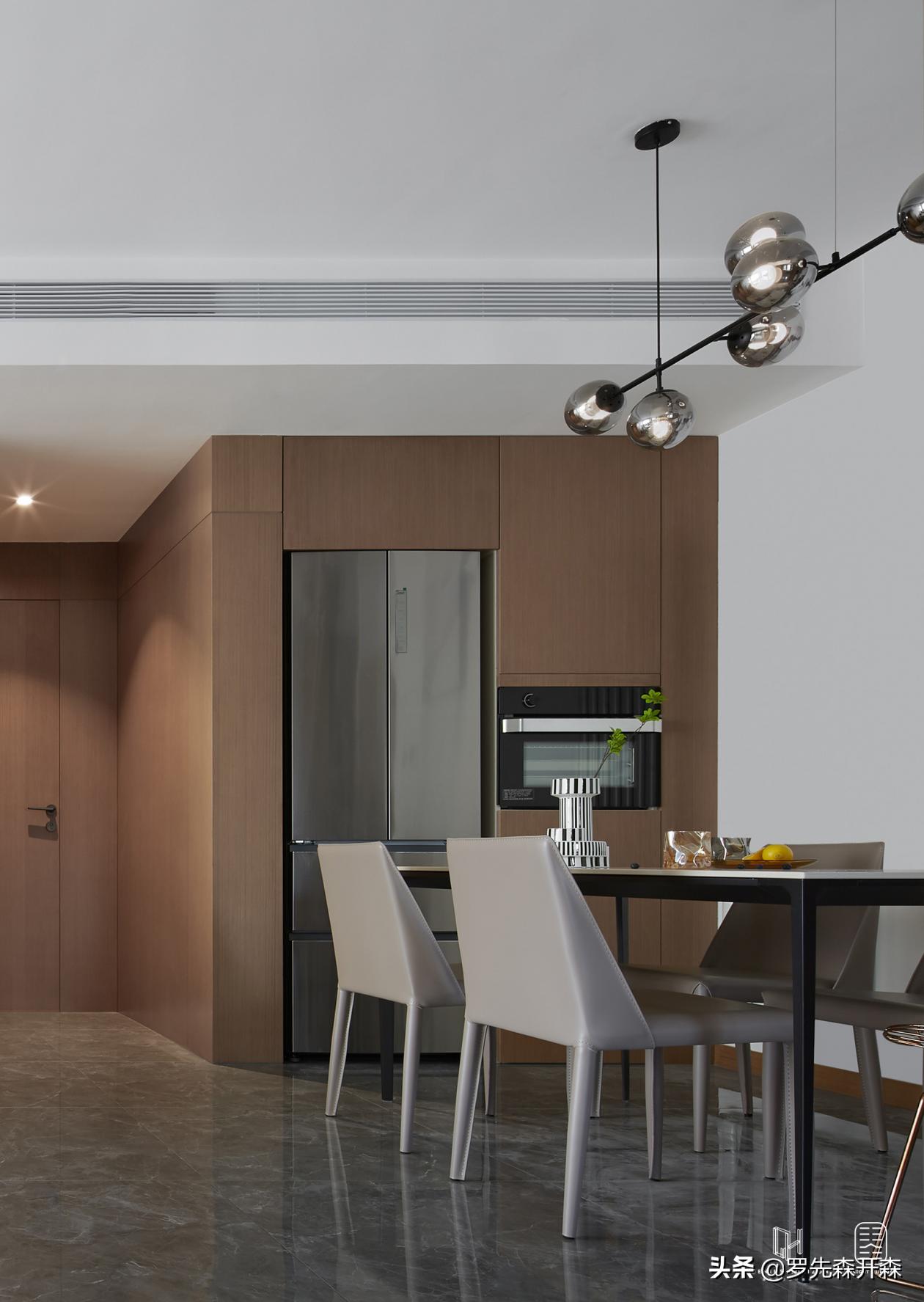 抛弃华丽的套路，以极简的走心唤醒柔情