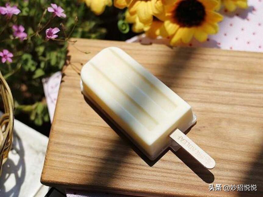 冰淇淋硬怎么变软,冰淇淋冻得太硬怎么办