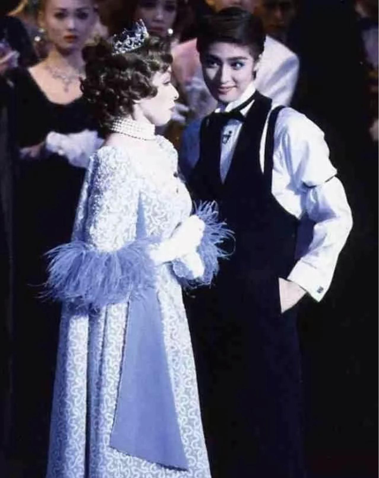 宝冢歌剧团男役可爱片段,宝冢歌剧团男役展示魅力