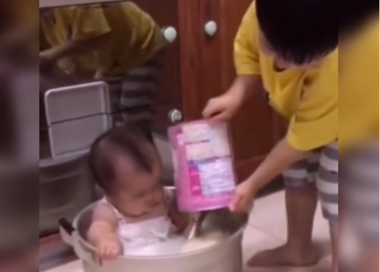 妹妹“泡奶浴”走红，由哥哥用整罐奶粉调制，网友：暴风即将到来