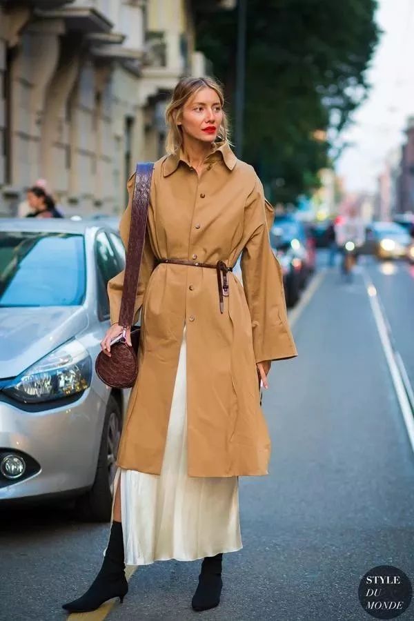 搭靴子穿的裙子秋冬款,裙子靴子秋冬搭配图