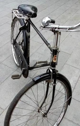 28寸永久自行车多少钱,80年代永久二八自行车多少钱