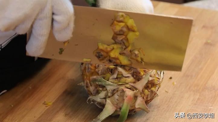 自从李姐学会“削菠萝”，每次都买两三个，一次就吃完，越吃越想