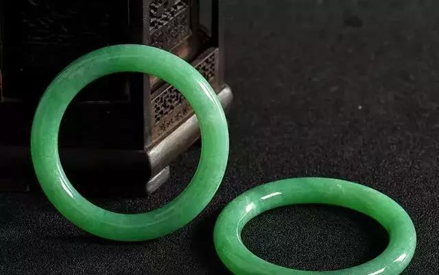 目前品质最好的翡翠价格,根据鉴定表怎么确定翡翠的价格