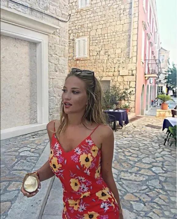 莫德里奇接班人克罗地亚球星科瓦契奇女友-伊莎贝拉