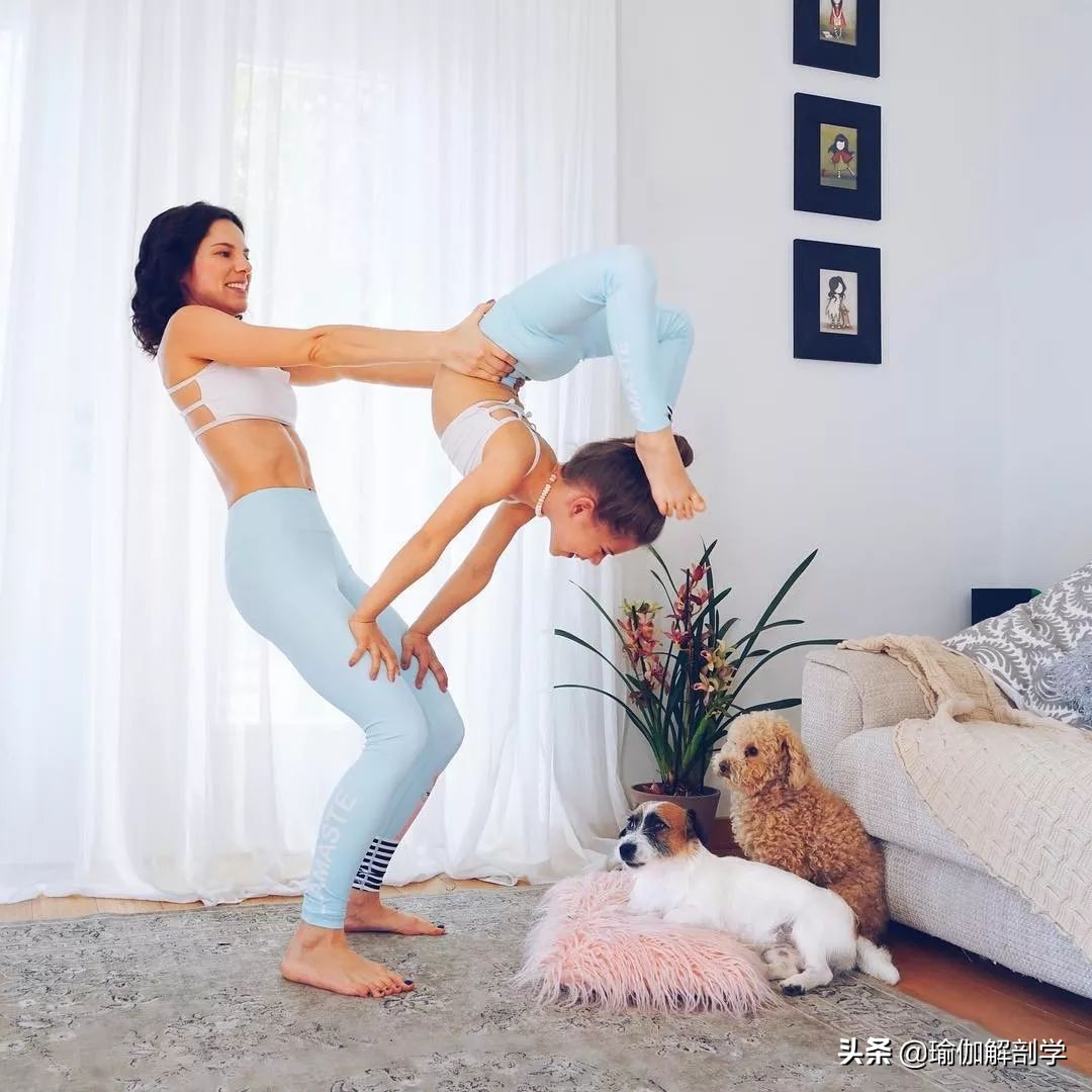 跟妈妈一起练瑜伽的女孩长大了,妈妈教女儿一起练瑜伽