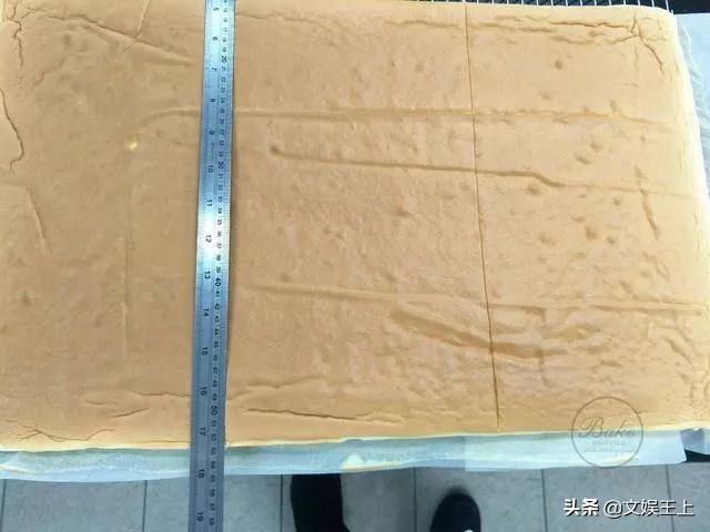不用出门自己在家做蛋糕,不能出门就自己做了一个蛋糕