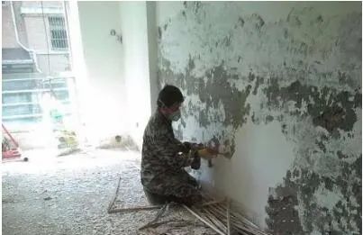 墙面泛碱脱落和受潮区别,墙面泛黄起碱什么原因