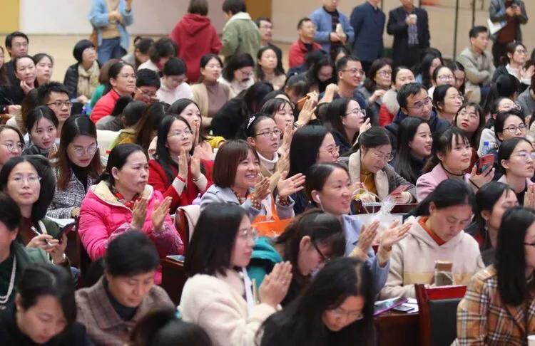 巴陵郡三湘四水英才聚，香樟园高谈阔论红烛燃