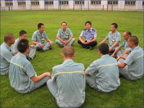 监狱狱警可以和犯人近距离说话么,犯人和狱警谈话必须蹲着