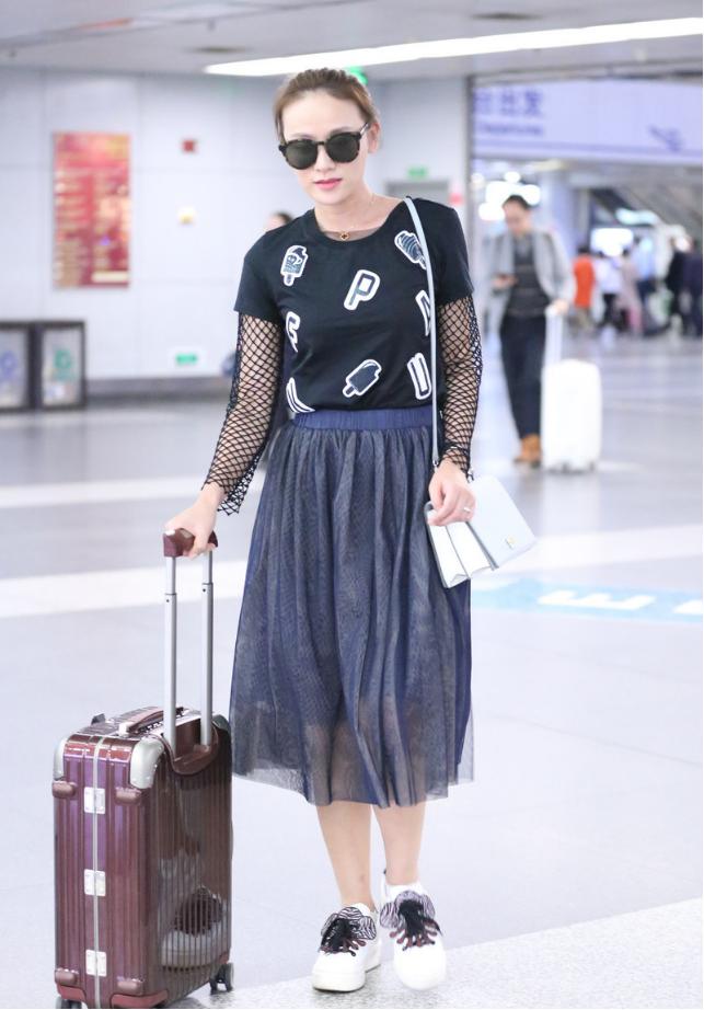 叶一茜穿缎面裙,叶一茜的穿搭还挺清凉的