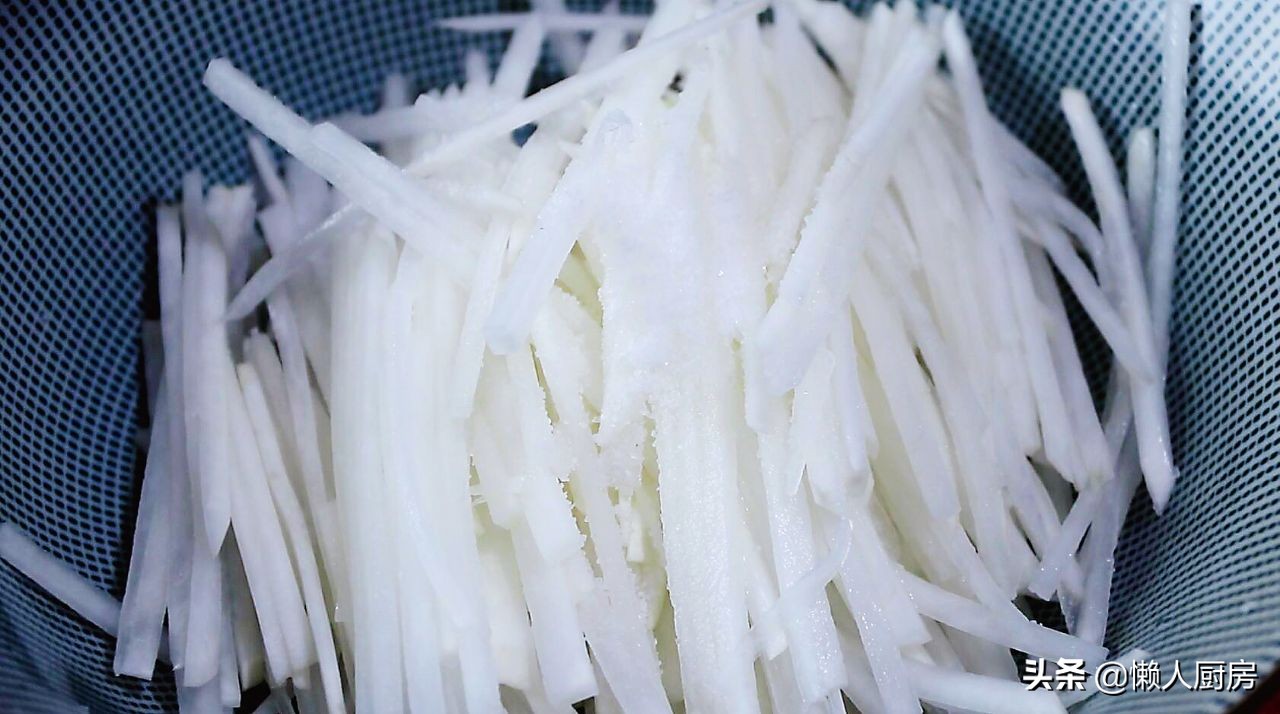 海蜇怎么做口感脆爽,凉拌萝卜海蜇正确方法