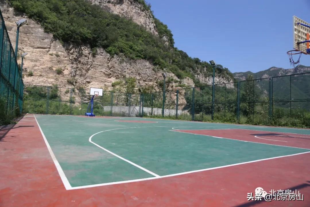 废弃的矿山正在改造成为一座公园,废弃矿坑改造成美丽公园