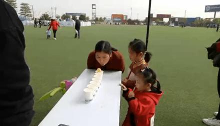 全家人一起欢欢喜喜过大年,所有人一起来拜年