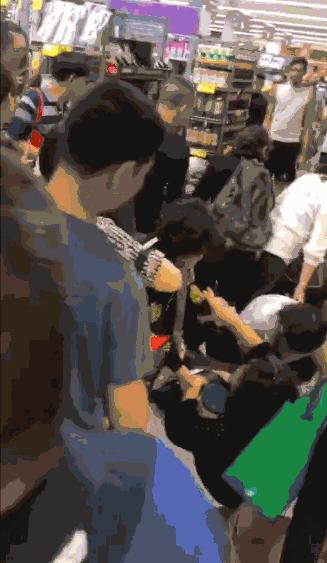 墨尔本华人区9秒视频：大爷大妈用身体扑倒补货车，老外全懵了！