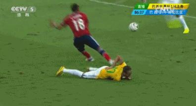 内马尔被恶意犯规巴西球迷反应,内马尔被恶意犯规裁判吹黑哨