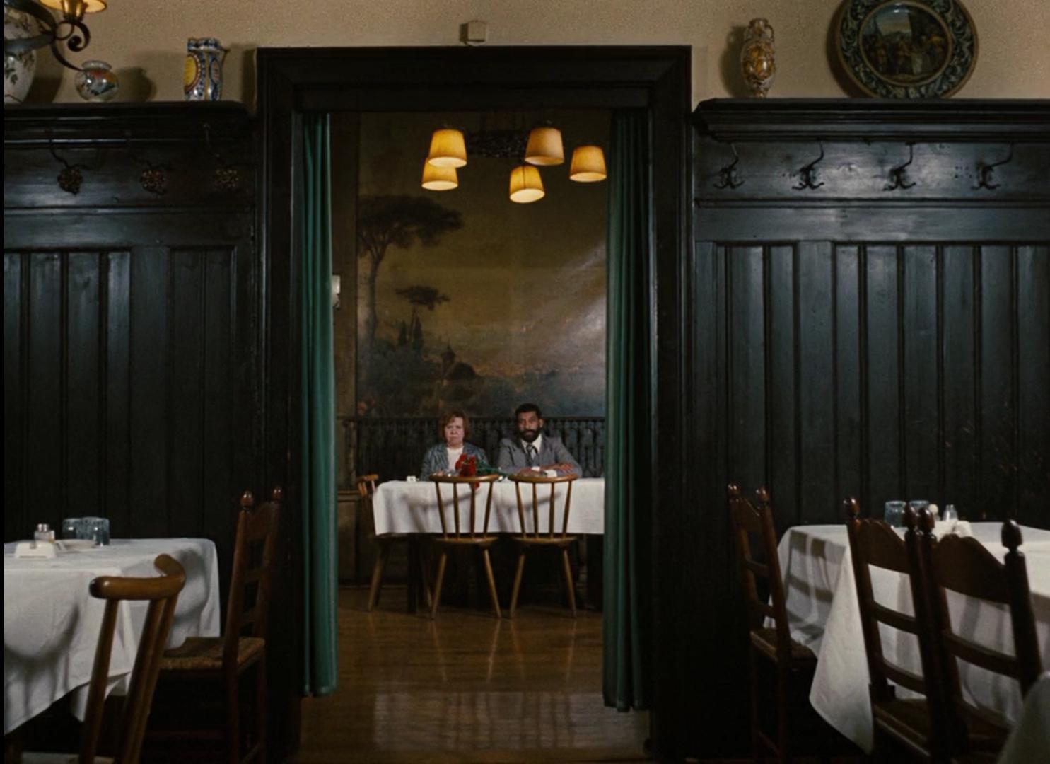 40岁外来务工与60岁德国寡妇的“禁忌之恋”，恐惧吞噬灵魂