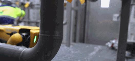 连拆弹、监控、拉黄包车都会，还有什么是这条机器狗不会做的？