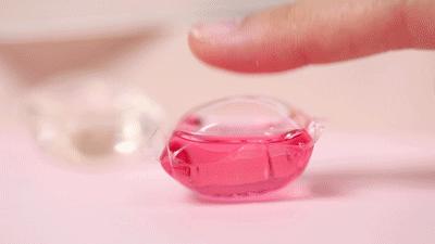 洗衣服把洗衣液倒错槽怎么办,洗衣液直接倒衣服上变色怎么恢复