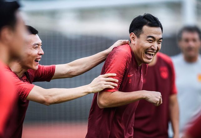 篮球为何比足球强?中国男篮落选后卫晒肌肉,只比胡尔克小了一圈