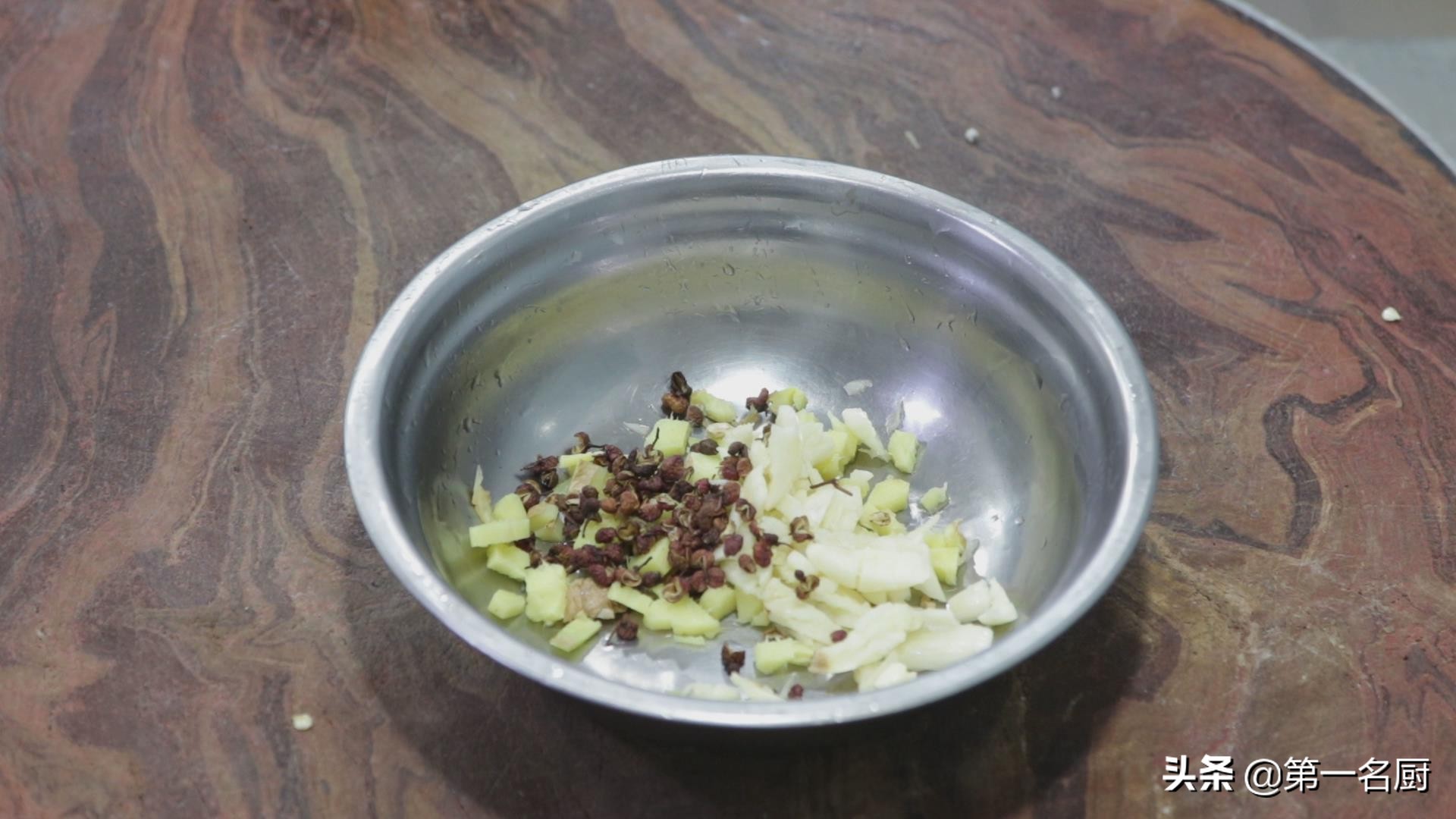 鲤鱼好吃有诀窍，做出来肉质嫩滑，汤鲜味美，一顿多吃两碗饭