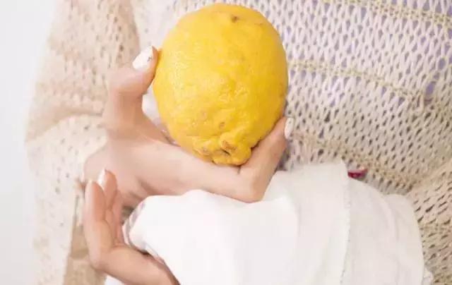 白衣服不小心染上了污渍怎么办,白衣服弄脏了怎么洗才能洗干净