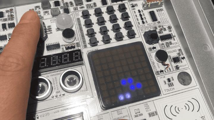 软硬件结合,内置教程浅学易懂,程序员爸爸体验壳乐派编程学习机