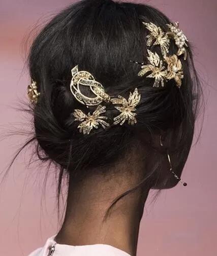 英国女王戴胸针,英国女王佩戴的胸针