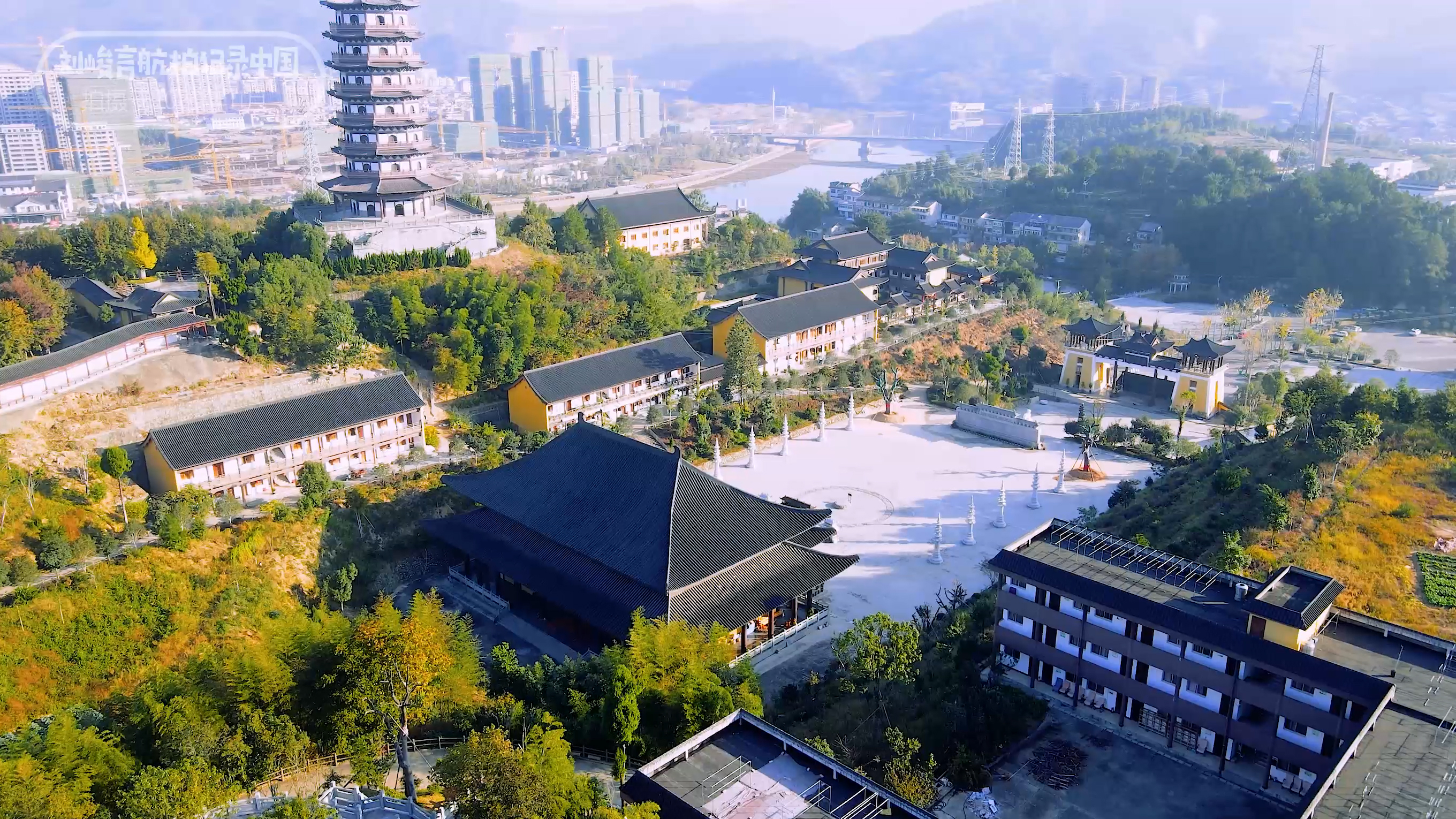 龙泉的青瓷宝剑有名气,为什么龙泉盛产宝剑