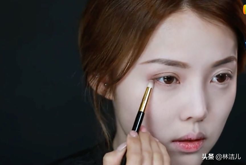 周冬雨单眼皮小眼睛怎么画眼妆,周冬雨眼睛同款放大妆