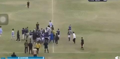 鞋钉猛踩头，替补教练全部参战，中国足坛再现恶劣*力暴**冲突