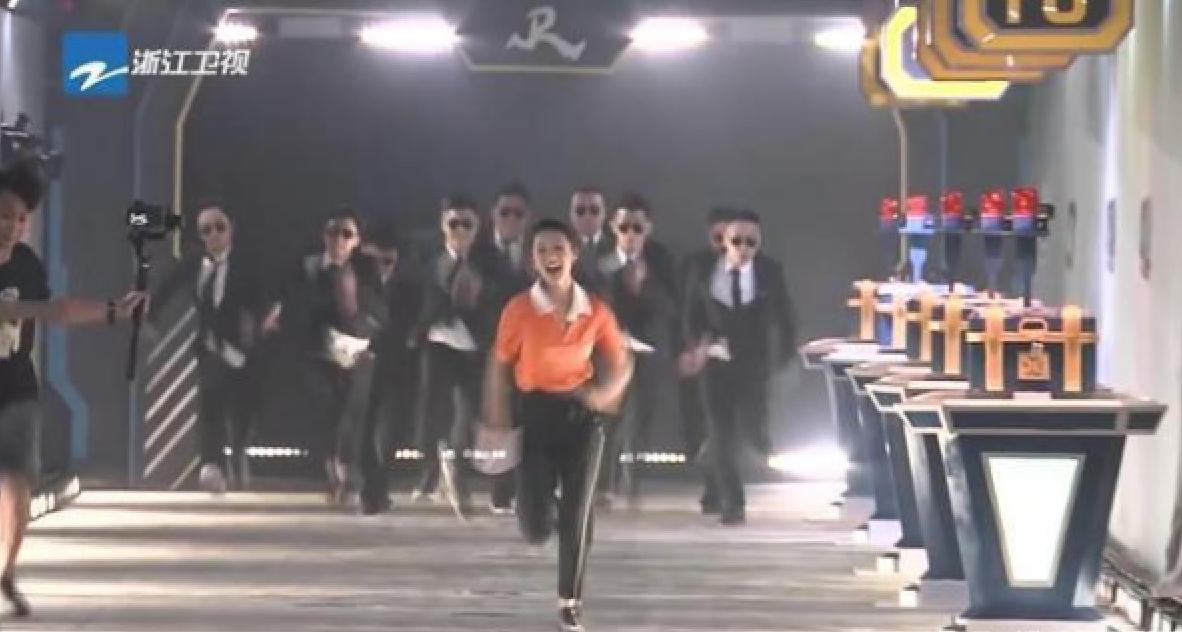 奔跑吧蔡徐坤选郭麒麟上船,郭麒麟蔡徐坤撕名牌完整版