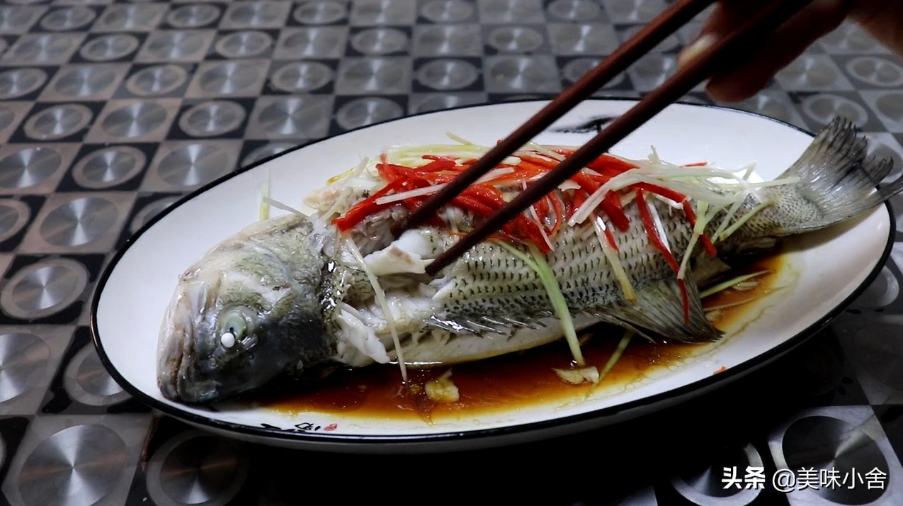 清蒸鲈鱼肉质鲜嫩无腥味家庭最爱,家庭版清蒸鲈鱼的正确做法