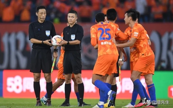 媒体评球迷“裁判惹不起”引争议：举报论文抄袭咋成负面情绪​