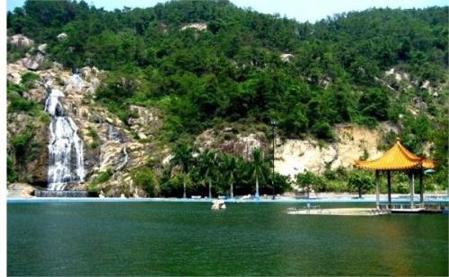 广州游山玩水：芙蓉山层峦叠翠，瀑布飞流直下。自然风光优美怡人