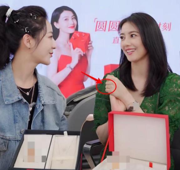 薇娅高圆圆连衣裙,薇娅和明星同台