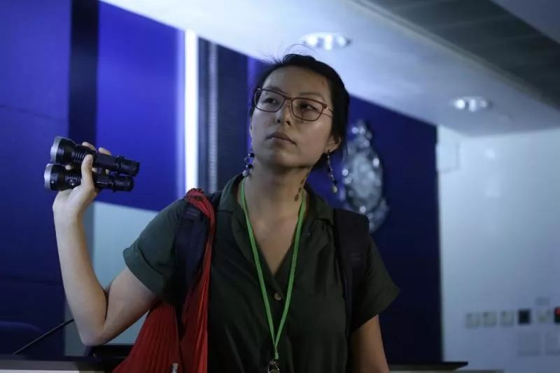 天黑黑|香港暴徒电击市民“黑记”协助开路