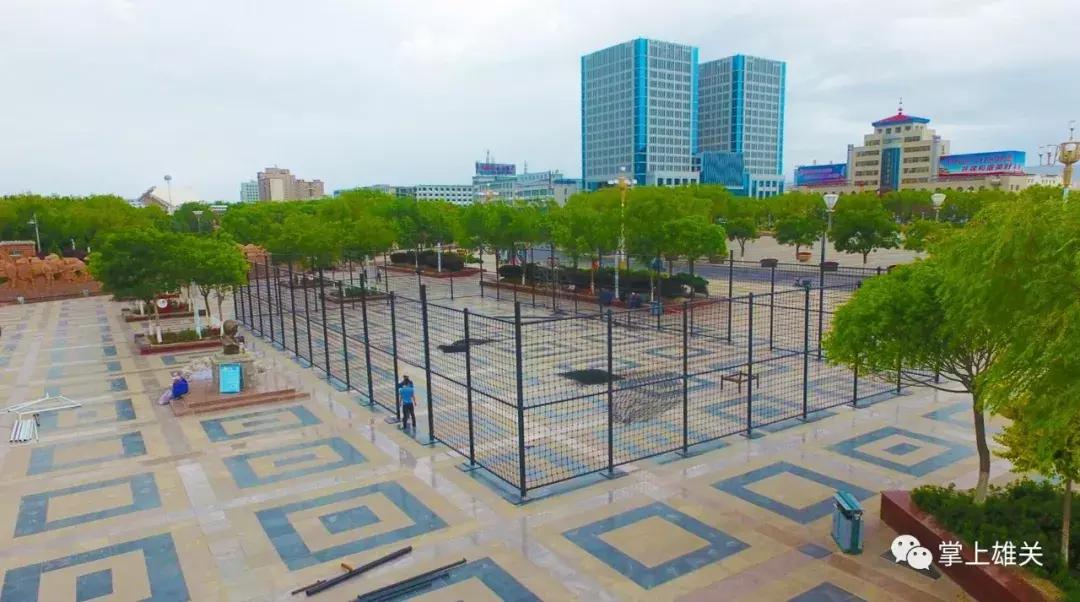 球场外警察,绿茵场上跳舞的安保人员