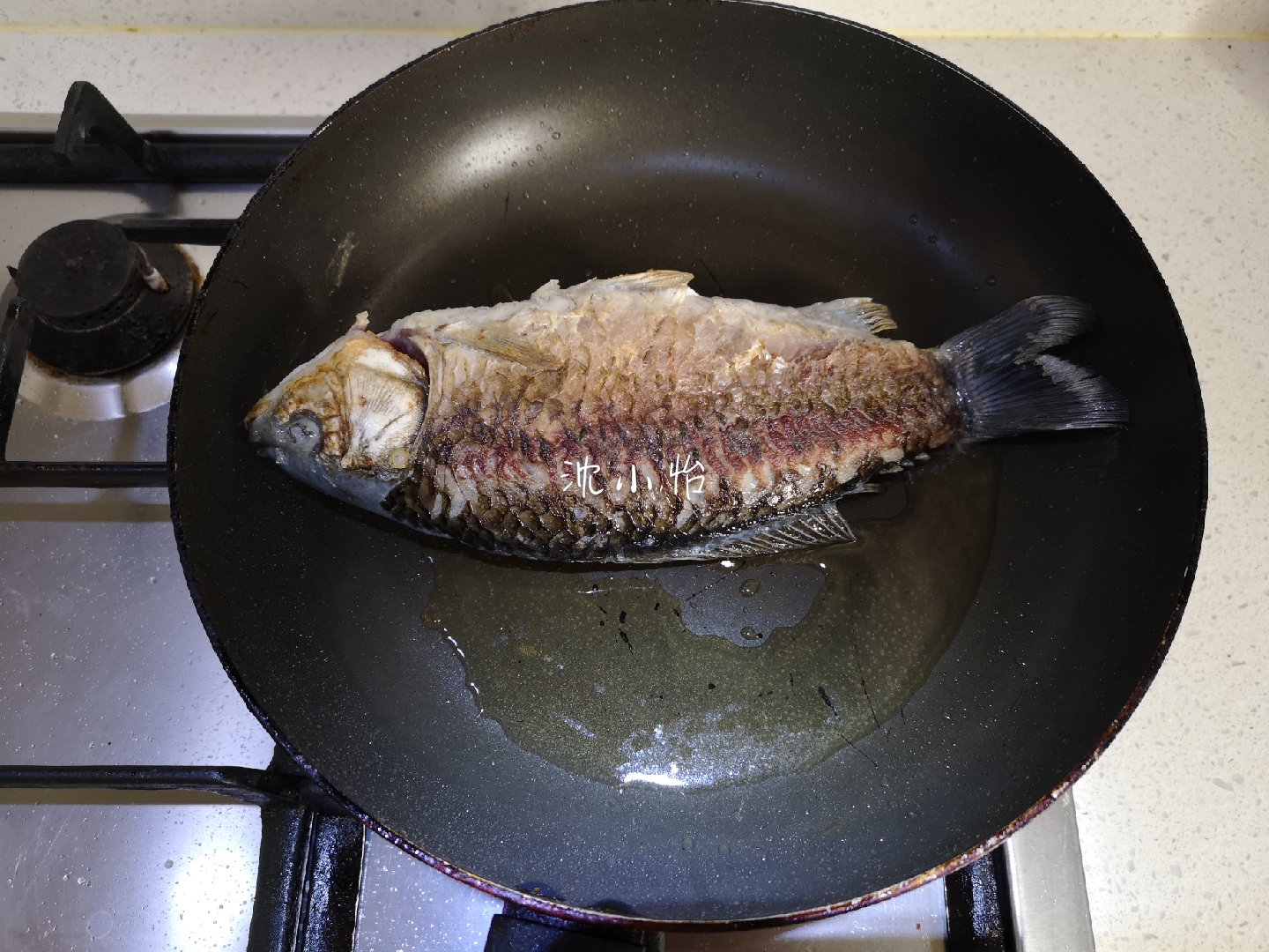 怎么煎鱼不粘锅不掉皮简单,煎鱼怎么煎不粘锅不掉皮窍门