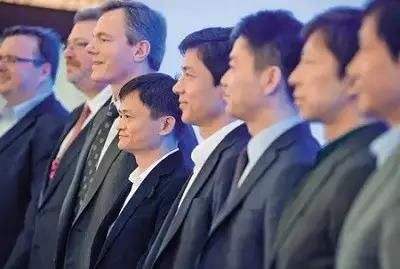 采访中介绍初次见面!马云夸东哥:年轻有为,东哥一句话送回去!