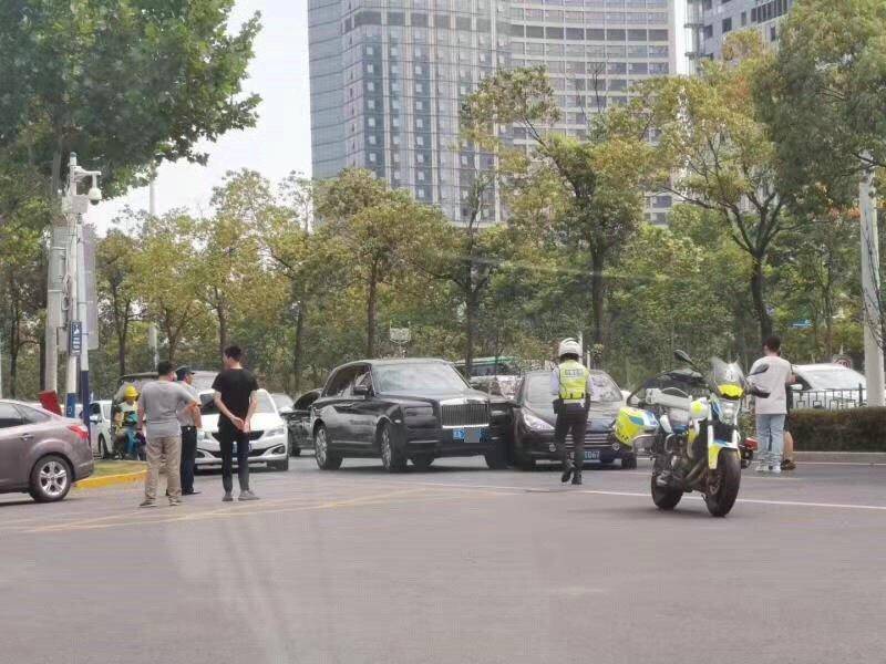 与豪车剐蹭，定损高出保险怎么办？免去赔偿并不是理应如此